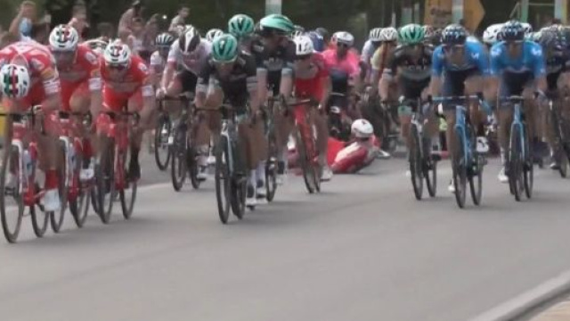 La caduta nella prima tappa della Vuelta San Juan, in Argentina