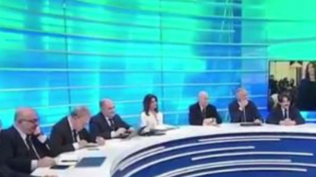 Nello studio di La7 si commentano i risultati delle elezioni in Emilia-Romagna.