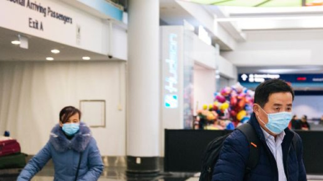 Viaggiatori negli aeroporti protetti da mascherine