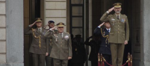 El Rey recibe los honores de ordenanza en el patio de armas del Cuartel General del Ej&eacute;rcito de Tierra.