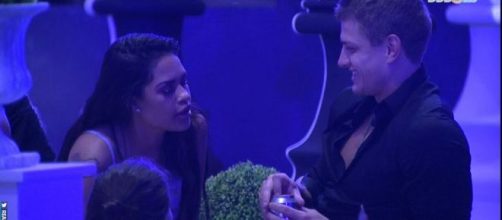 Flayslane durante a conversa sobre beijo grego com Lucas na primeira festa do "Big Brother Brasil 20". (Reprodu&ccedil;&atilde;o/TV Globo)