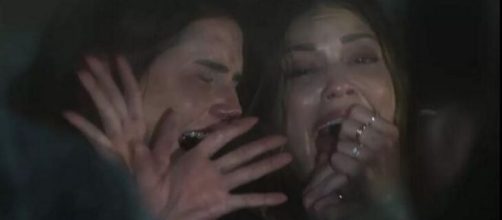 Kyra e Alexia em perigo em Salve-se Quem Puder. Reprodu&ccedil;&atilde;o/TV Globo