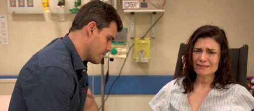 Leila faz Magno cair na sua l&aacute;bia em 'Amor de M&atilde;e'. (Reprodu&ccedil;&atilde;o/TV Globo)