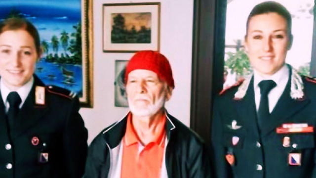 Piuccio Uccheddu, al centro nella foto, era stato massacrato di botte a Piscinas.