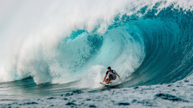Surfista che esce dal tube del Banzai Pipeline.
