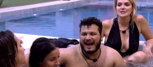 Gabi Martins, Bianca Andrade, Victor Hugo e Marcela Mc Gowan cantam na hidromassagem do 'BBB20'. (Reprodu&ccedil;&atilde;o/TV Globo)