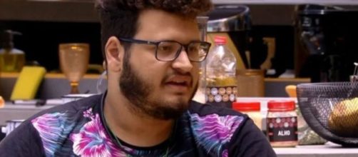 Hadson sugere que Victor Hugo toque partes &iacute;ntimas de Felipe. (Reprodu&ccedil;&atilde;o/TV Globo)