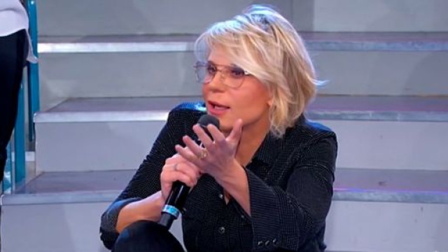 Uomini e Donne, Maria riprende Armando per il linguaggio con le dame: 'Esageri'
