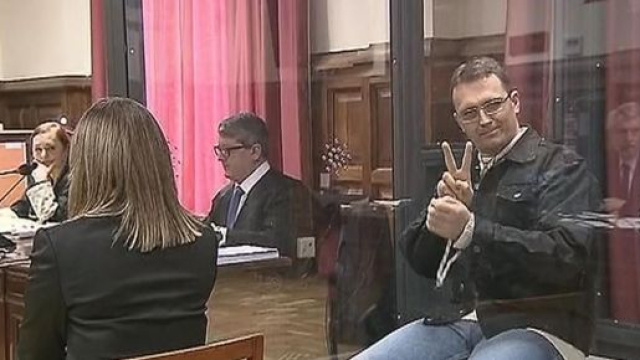 Igor il russo a processo in Spagna per due tentati omicidi, in una gabbia blindata sorride e fa il segno di vittoria.