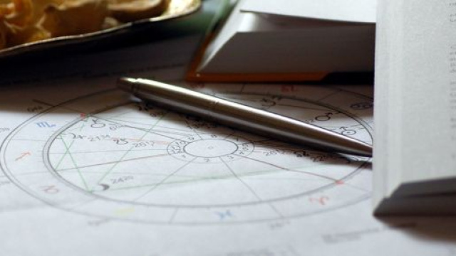 Previsioni astrali di domenica 5-01: fortuna per Toro e Leone, problemi di cuore per Pesci