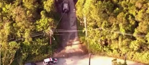 Carro estava com os corpos no porta-malas. (Reprodu&ccedil;&atilde;o/TV Globo)