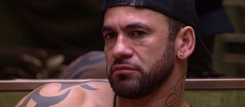Em conversa no "BBB", Hadson brinca sobre "encoxar" Mari Gonzalez. (Reprodu&ccedil;&atilde;o/TV Globo)
