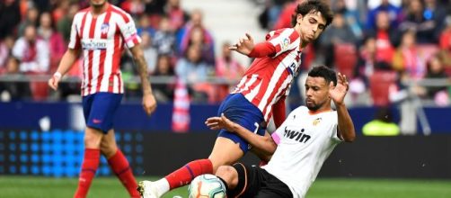 Joao F&eacute;lix recibiendo una entrada de Coquelin