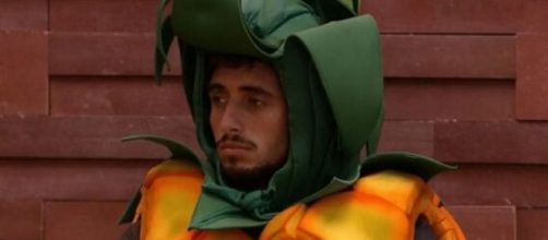 Lucas Chumbo ficou algumas horas vestido de abacaxi e disse n&atilde;o ter gostado do castigo. (Reprodu&ccedil;&atilde;o/TV Globo)