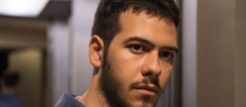 Vin&iacute;cius morre baleado em 'Amor de M&atilde;e'. (Reprodu&ccedil;&atilde;o/TV Globo)