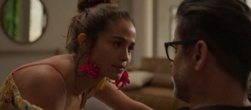 &Eacute;rica vai levar um p&eacute; na bunda de Raul em 'Amor de M&atilde;e'. (Reprodu&ccedil;&atilde;o/TV Globo)