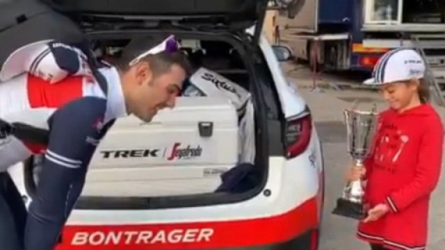 Matteo Moschetti regala il trofeo alla piccola tifosa