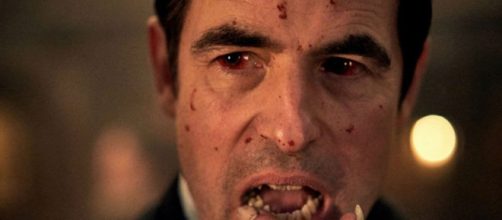 O ator Claes Bang agradou aos f&atilde;s como Dr&aacute;cula. (Reprodu&ccedil;&atilde;o/Netflix)