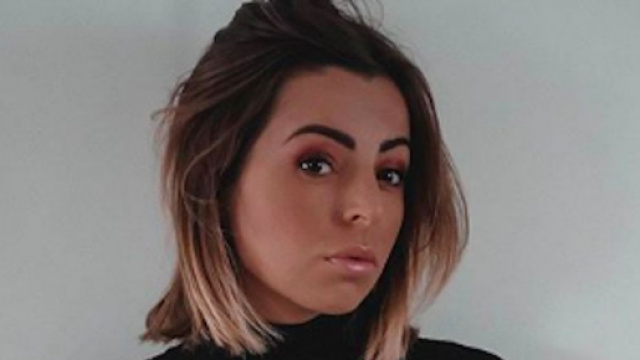 Hillary d&eacute;voile son baby bump sur Snapchat. Credit: Instagram/hillaryoff