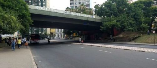 Homem cai de viaduto ao lutar com bandido armado com fac&atilde;o. (Divulga&ccedil;&atilde;o/Pol&iacute;cia Militar)