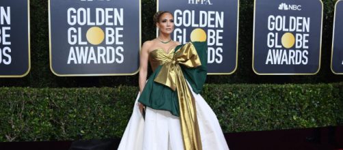 Jennifer Lopez apostou em look que chamou aten&ccedil;&atilde;o no tapete vermelho do Globo de Ouro (Arquivo Blasting News)