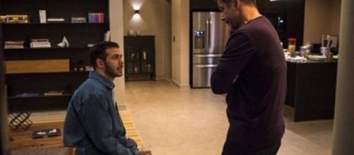 Raul e Vin&iacute;cius tem conversa s&eacute;ria em "Amor de M&atilde;e". (Divulga&ccedil;&atilde;o/TV Globo)