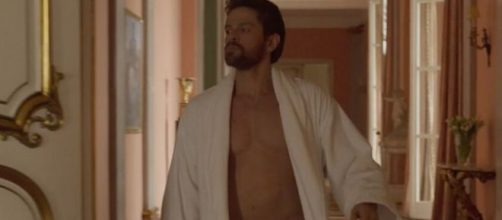 Alejandro Claveaux interpreta o personal trainer sedutor e golpista em 'Amor de M&atilde;e'. (Reprodu&ccedil;&atilde;o/TV Globo)