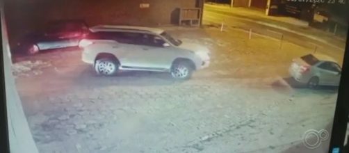 C&acirc;meras registraram os ve&iacute;culos deixando o local. (Reprodu&ccedil;&atilde;o/TV Tem)