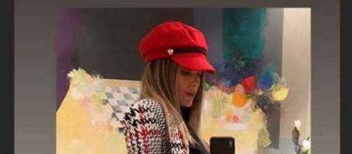 Lorena G&oacute;mez ya luce barriguita de embarazada