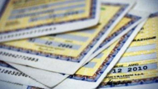 Napoli, truffavano le assicurazioni con falsi incidenti stradali: arrestate 10 persone