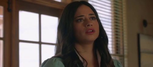 Max & Liz 1x12 Roswell [Image Source: Expressions Art/YouTube]