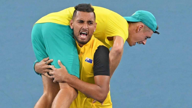 Australia in semifinale di Atp Cup, l'esultanza di Kyrgios che solleva letteralmente De Minaur
