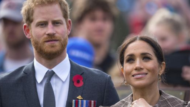 Il 'pasticcio' di Harry e Meghan: lei &egrave; fuggita in Canada, lui &egrave; rimasto a Londra a 'vedersela' con la nonna, il padre e il fratello.