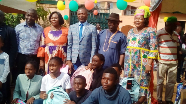 Augustin Mballa (Maire de la CAY 5) remettant les Kit scolaires aux &eacute;l&egrave;ves (c) Odile Pahai