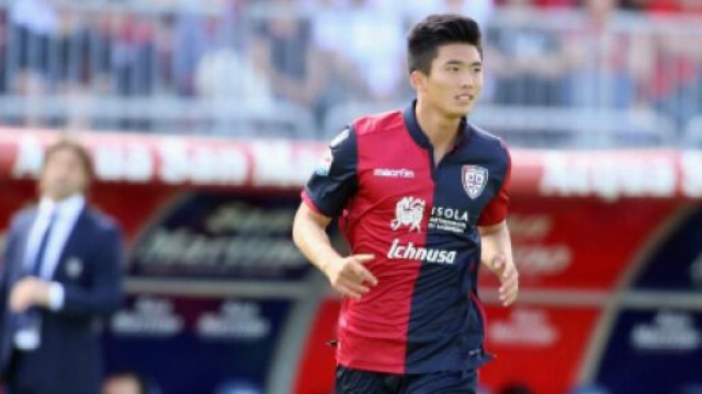 Han in una foto con la maglia del Cagliari.