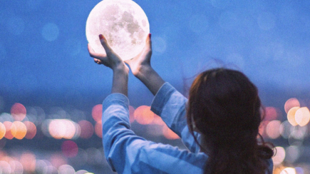 L'oroscopo di domani 6 ottobre e classifica 1&ordf; sestina: la Luna in Gemelli esalta il Leone.