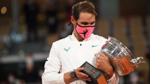 Rafa Nadal con il trofeo del Roland Garros vinto per la 13^ volta.