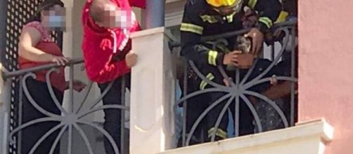 Los bomberos postearon las im&aacute;genes del salvataje del ni&ntilde;o atrapado en una peligrosa situaci&oacute;n.