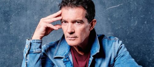 Antonio Banderas molest&oacute; con su homenaje y pose al estilo Michael Jackson.