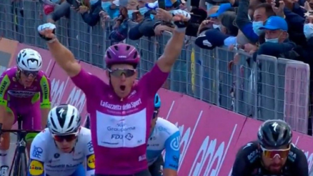 Arnaud Demare vince anche lo sprint di Rimini al Giro d'Italia.