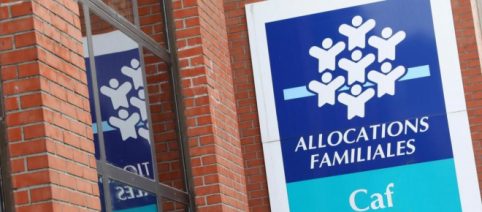 CAF : Emmanuel Macron annonce une 'aide exceptionnelle' de 150 euros 'pour les bénéficiaires du RSA'