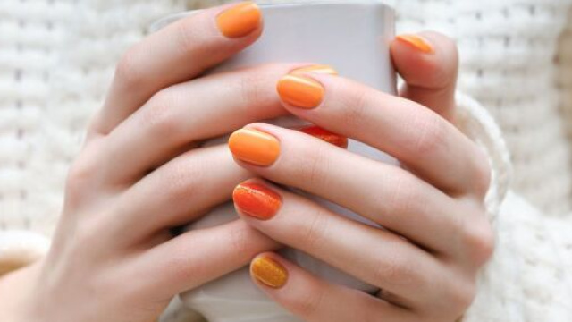 Moda unghie autunno/inverno: l'arancio e il verdone sono i colori del momento.