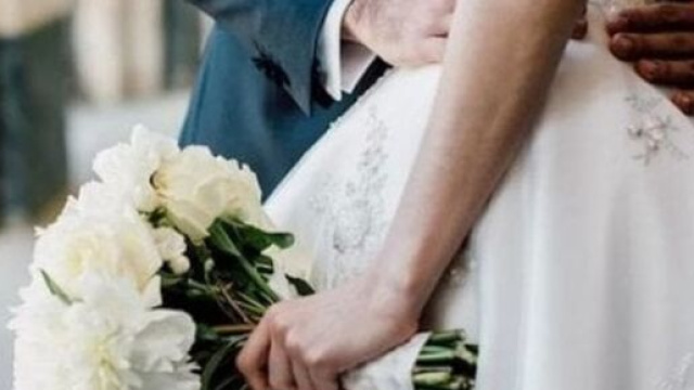 Coppia di sposi durante la festa di matrimonio