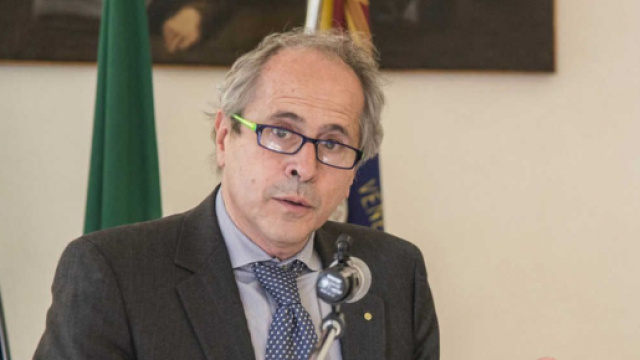 Covid, Crisanti: 'Il sistema di controllo si &egrave; sbriciolato'.