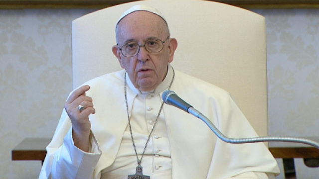 Papa Francesco parla di educazione.