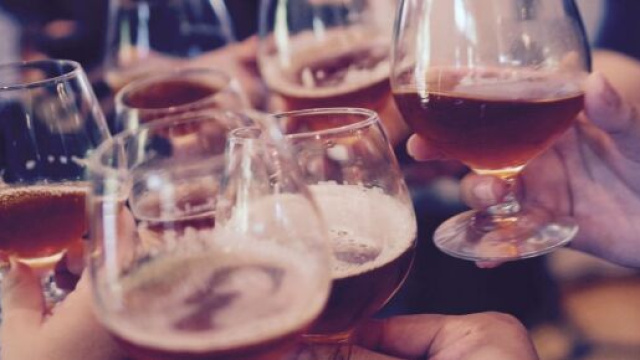 Bar di Bologna e Catanzaro aggirano Dpcm chiudendo a mezzanotte e riaprendo poco dopo.