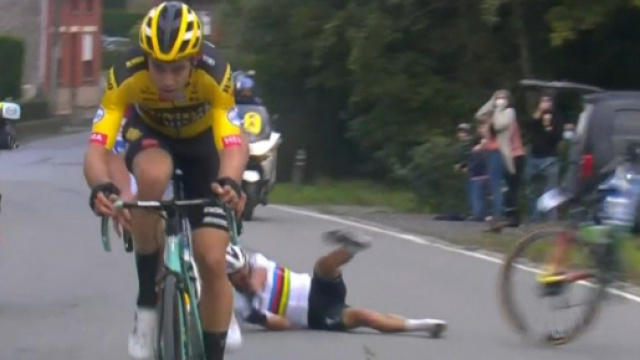 La caduta di Julian Alaphilippe al Giro delle Fiandre