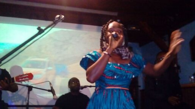 L'artiste musicienne camerounaise Biglad &agrave; la pr&eacute;sentation de son album 'Toudoux' (c) Odile Pahai