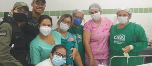 Beb&ecirc; foi encontrada em lixeira e resgatada por policiais, no Cabo de Santo Agostinho. (Pol&iacute;cia Militar/Divulga&ccedil;&atilde;o)