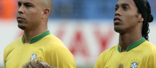 Ronaldo e Ronaldinho Ga&uacute;cho est&atilde;o entre os brasileiros a levar o pr&ecirc;mio Bola de Ouro Dream Team. (Arquivo Blasting News)